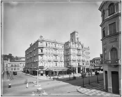 Hotel Avenida, em segundo plano o edifício da Imprensa Nacional