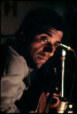 Jorge Ben Jor ao microfone com o violão