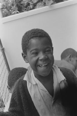 Crianças em frente à escola