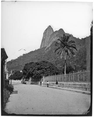 Rua São Clemente; ao fundo, o Morro do Corcovado