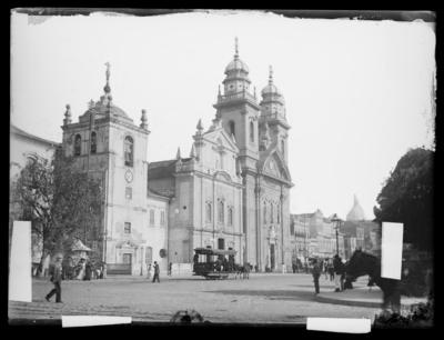 Rua Primeiro de Março; da esquerda para direita, a Igreja de Nossa Senhora do Carmo da Antiga Sé e a Igreja da Ordem Terceira do Carmo