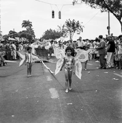 Desfile de blocos no Banho de Mar à Fantasia