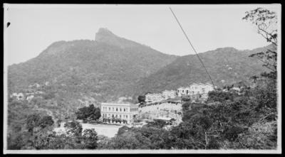 Vista do Corcovado tomada de Santa Teresa; em destaque, o Grand Hotel Internacional