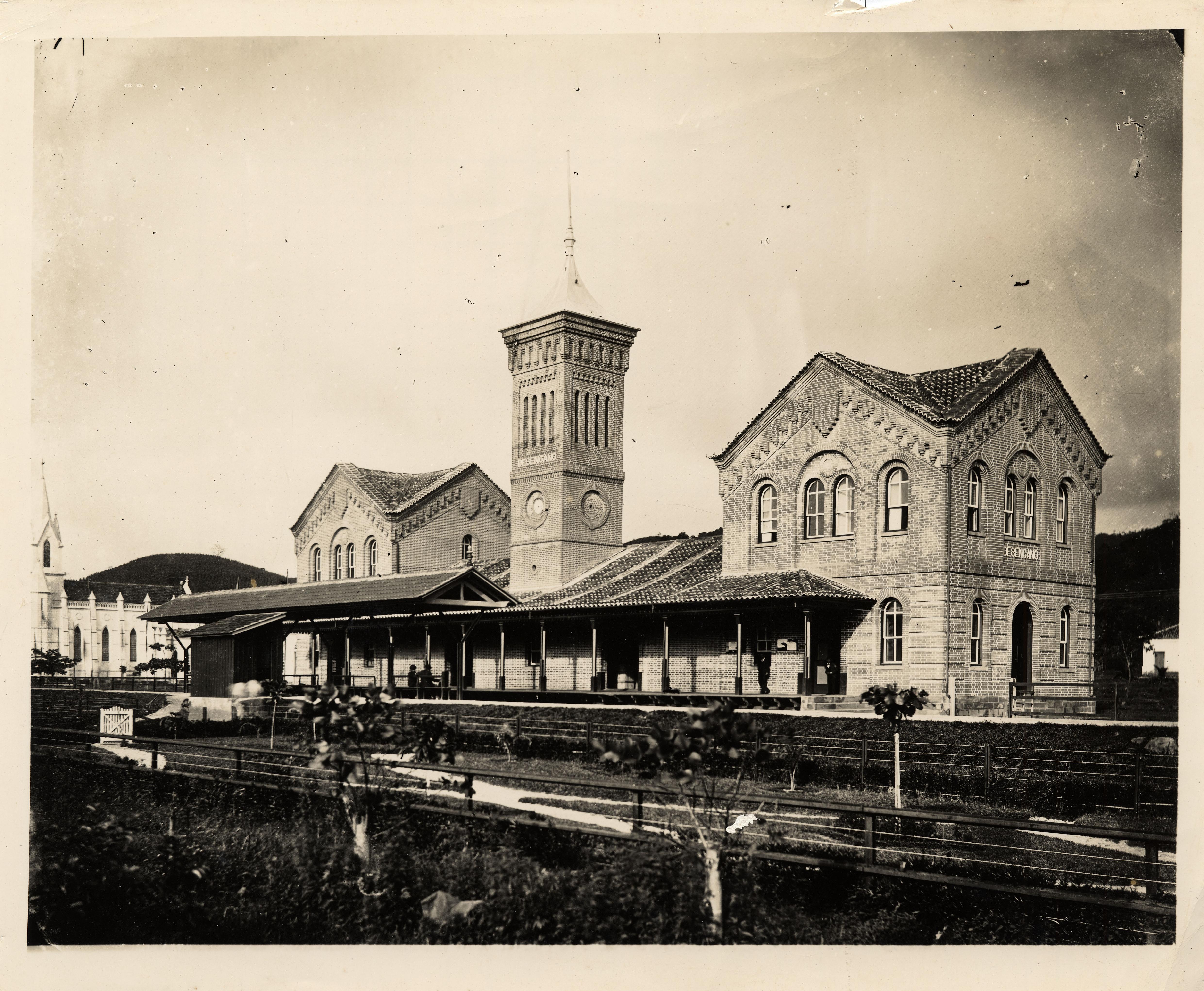Pátio da estação ferroviária de Desengano