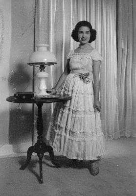 Leonor Abbondanza com vestido de baile