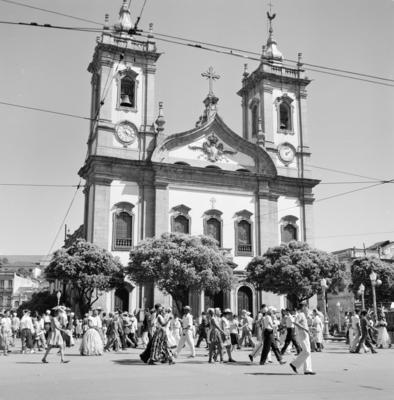 Carnaval de rua, em frente  à igreja de São Francisco de Paula