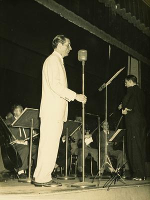 Francisco Alves ao microfone