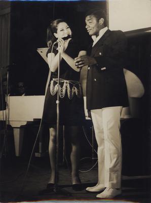 Clara Nunes e Wilson Simonal ao microfone