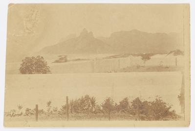 Residência da família Barreira Vianna; ao fundo, o Morro Dois Irmãos e a Pedra da Gávea
