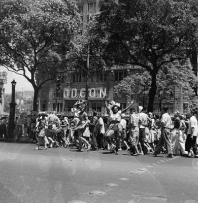 Carnaval de rua, em frente ao cinema Odeon