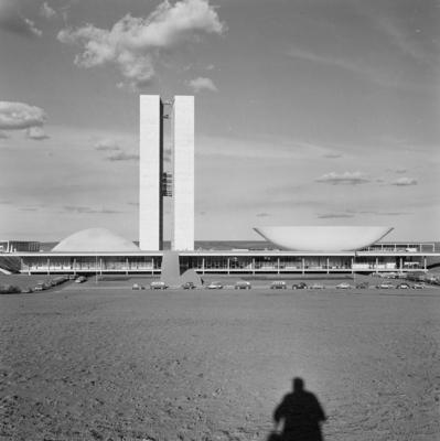 Congresso Nacional, vendo-se a sombra do fotógrafo Marcel Gautherot
