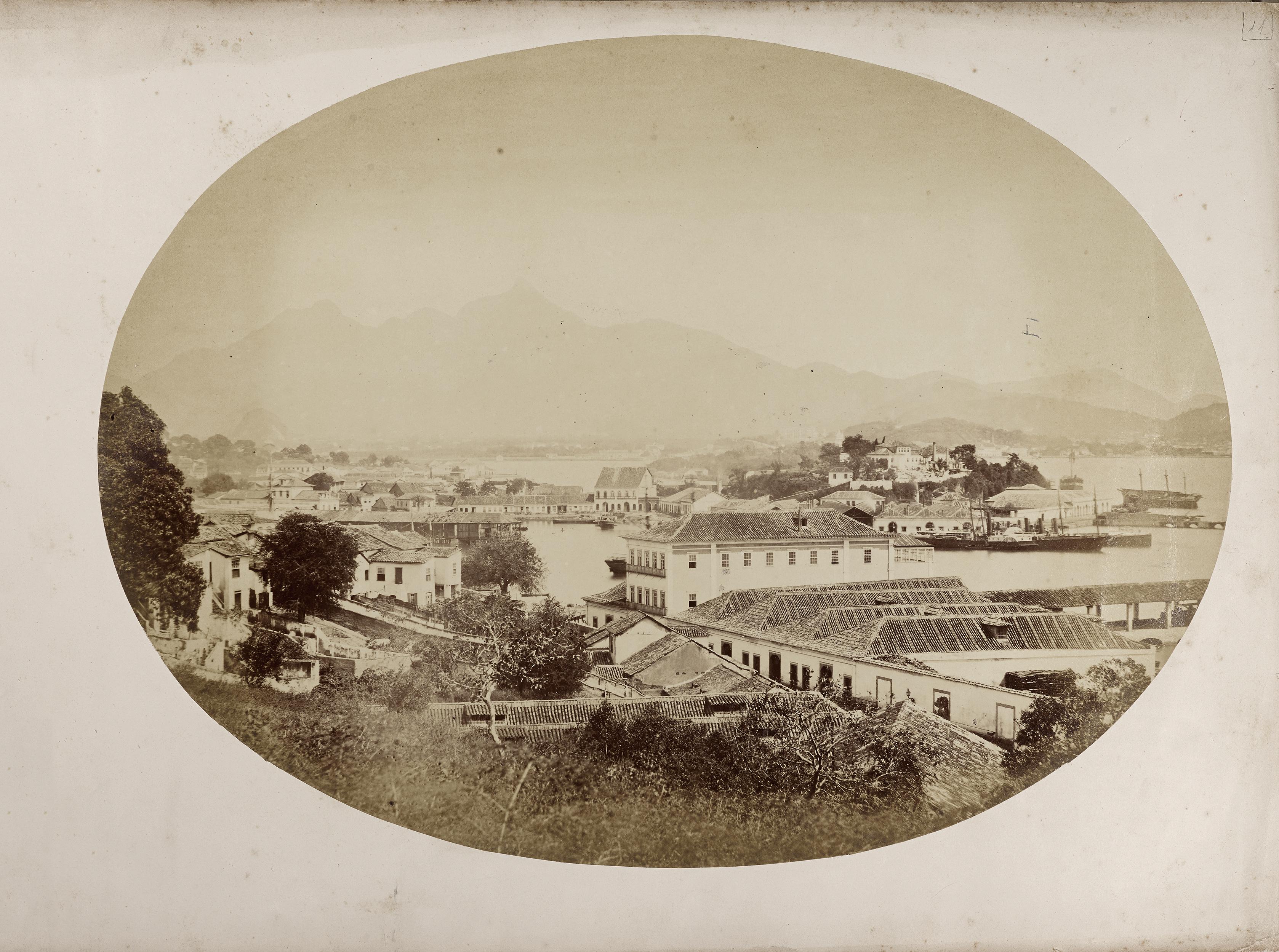 Vista de casarios e barcos