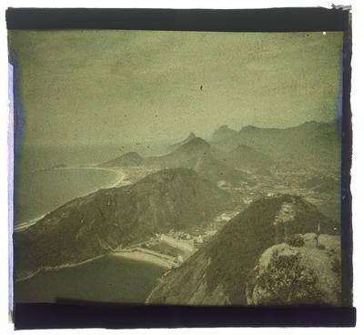 Praia Vermelha vista do alto do Morro do Pão de Açúcar; ao fundo, a praia de Copacabana
