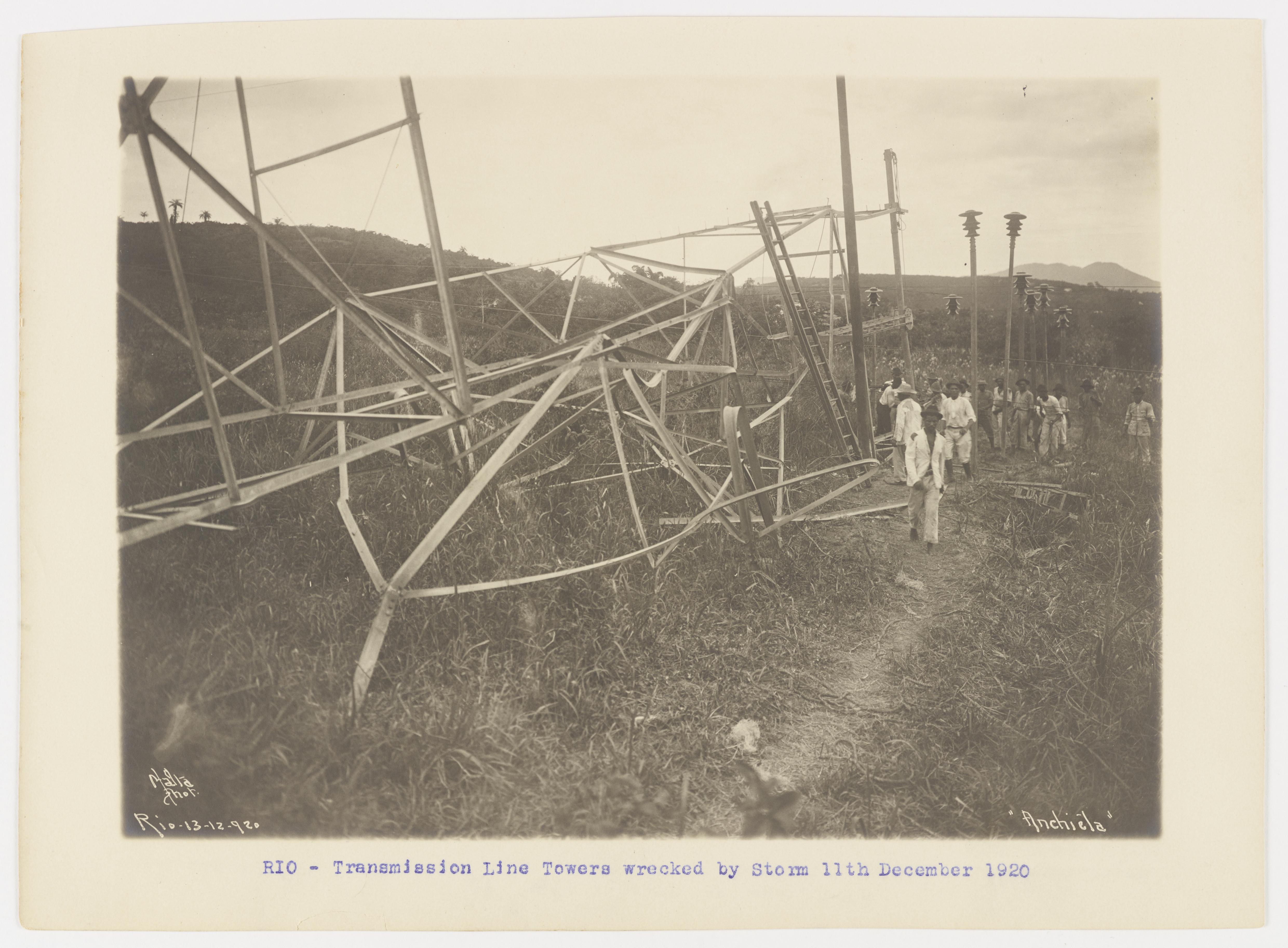 Torres de linha de transmissão de anergia destruídas por tempestade