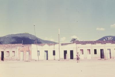 Moradias nas proximidades da BR-116, trajeto Rio-Bahia