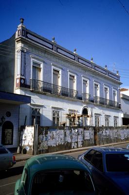 Sobrado com platibanda