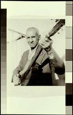 Caninha com o violão (reprodução)