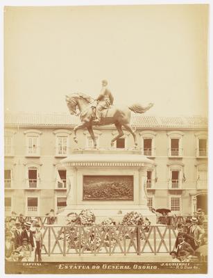 Estátua equestre do General Osório; ao fundo, o Paço Imperial