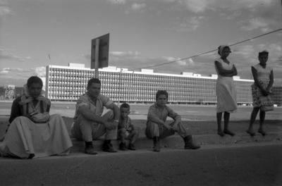 Eixo rodoviário Sul, com edifício residencial de superquadra ao fundo