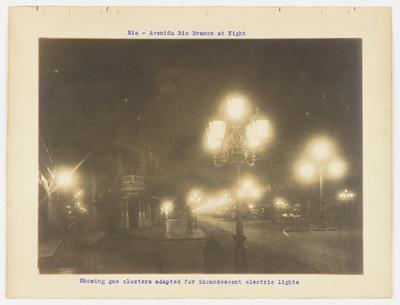 Avenida Rio Branco à noite - substituição da iluminação a gás por lâmpadas incandescentes