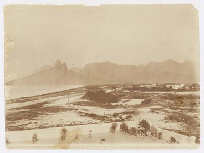 Residência da família Barreira Vianna; ao fundo o Morro Dois Irmãos e a Pedra da Gávea