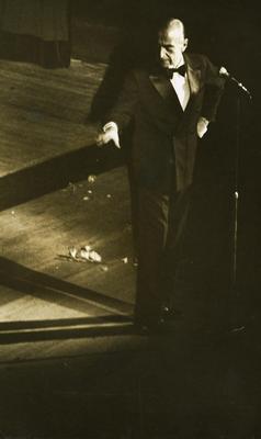 Mário Reis ao microfone