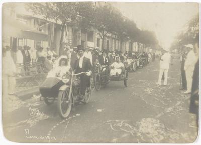 Desfile de corsos durante o carnaval