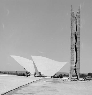 Panteão da Pátria e da Liberdade Tancredo Neves e "O Pombal", escultura de Oscar Niemeyer