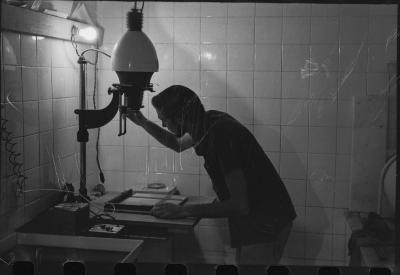 Jorge Bodanzky no laboratório fotográfico do Instituto Central de Artes (ICA)
