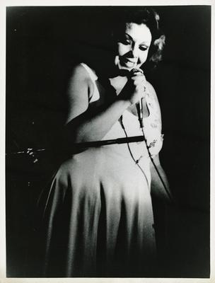 Marisa Gata Mansa ao microfone