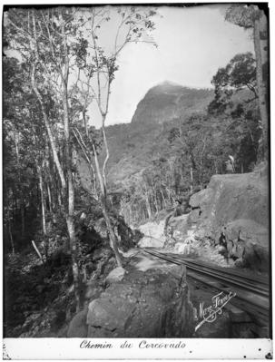Estrada de Ferro do Corcovado, com o mirante Chapéu do Sol ao fundo