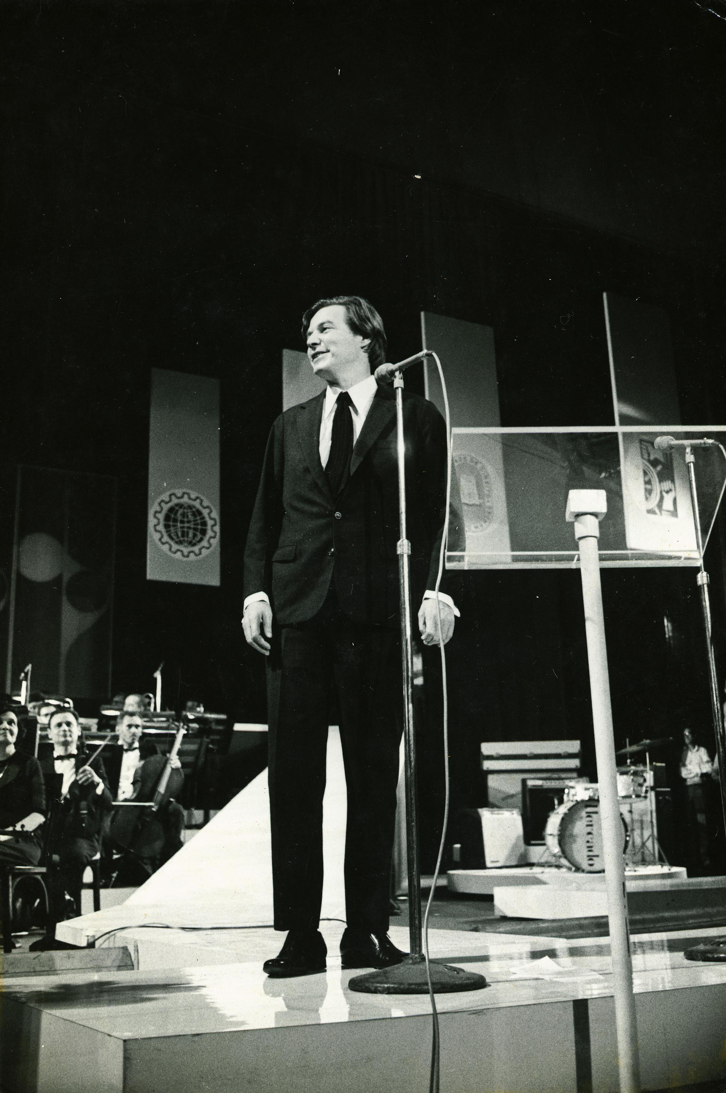 Tom Jobim ao microfone