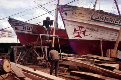 Trabalhadores junto à embarcações