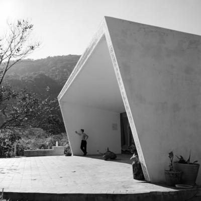 Residência na praia de Guaiúba, projeto de Oswaldo Corrêa Gonçalves.