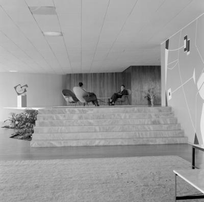 Escultura de Franz Weissman e pintura mural sobre alvenaria, de Athos Bulcão, no Brasília Palace Hotel