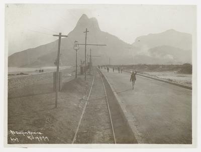 Avenida Delfim Moreira e o Morro Dois Irmãos