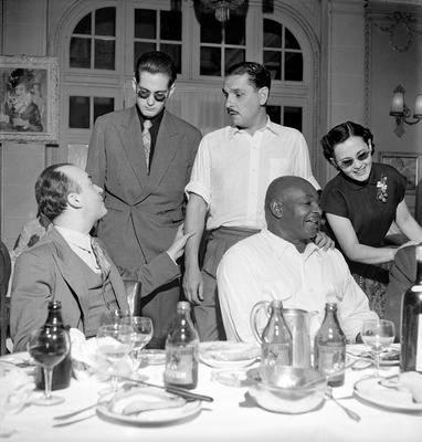 Excursão do Flamengo pela Europa - Sentado, à direira, o massagista Johnson, e o técnico Flávio Costa, em pé, de bigode