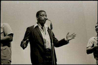 Xangô da Mangueira ao microfone