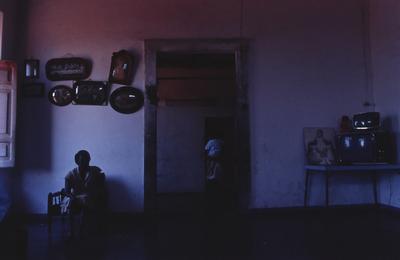 Pessoas em sala de estar