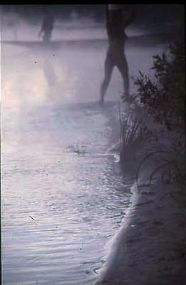 Série Xingu - Mulheres se banham na lagoa ao amanhecer