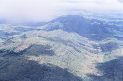 Vista aérea de montanhas