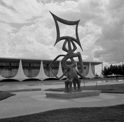 Escultura "O Rito dos Ritmos", de Maria Martins