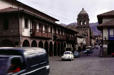 Aspectos da rua e Igreja da Companhia de Jesus (ao fundo)