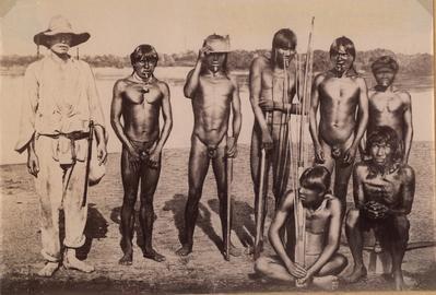 Grupo de indígenas provavelmente do povo  Xambioá com Carl Dhein no Rio Araguaia