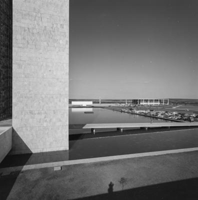Congresso Nacional. Ao fundo o Museu Histórico de Brasília e, à direita, o Supremo Tribunal Federal