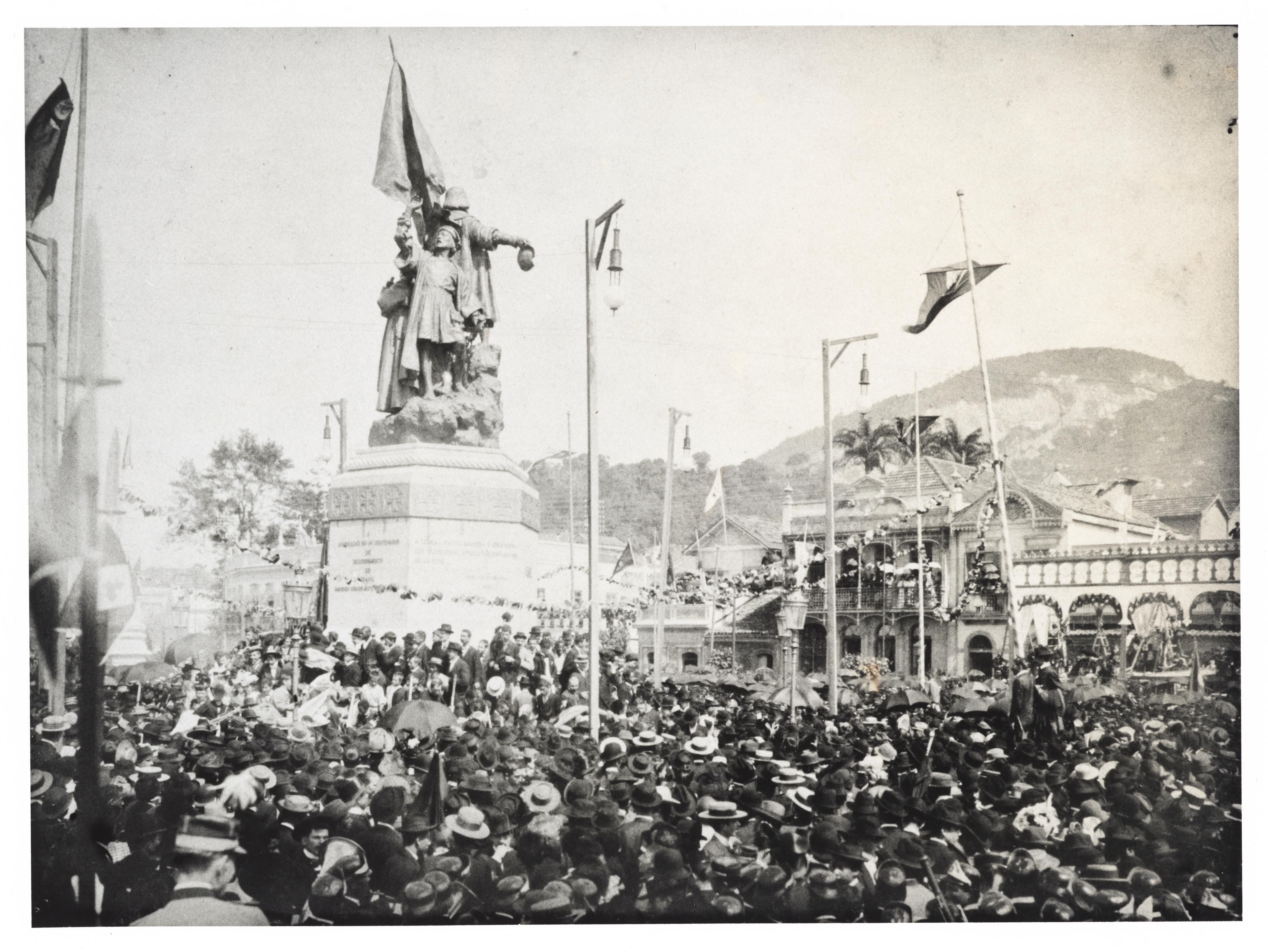 Encontro na capital brasileira sobre a Questão da Zona de Palmas, ou das Missões; ao fundo, a estátua de Pedro Álvares Cabral