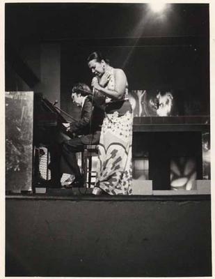 Elizeth Cardoso ao microfone