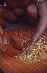 Série Xingu - Homem do povo Mehinako prepara a pasta de urucum