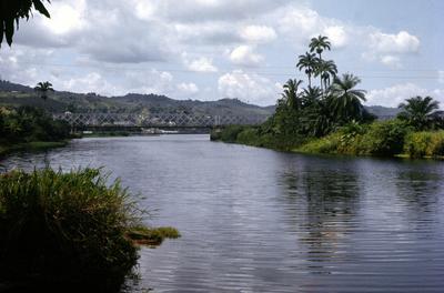 Rio Paraguaçu, trecho fronteiro à cidade