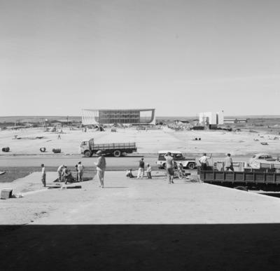 Supremo Tribunal Federal visto a partir do Palácio do Planalto. À direita, o Museu Histórico de Brasília